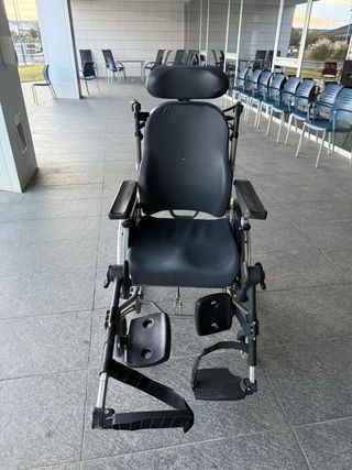 Silla de ruedas para personas con poca movilidad.0