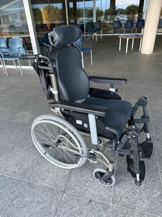 Silla de ruedas para personas con poca movilidad.0