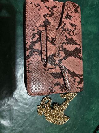 Bolso rosa con estampado de serpiente y cadena