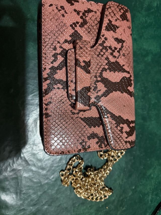 Bolso rosa con estampado de serpiente y cadena