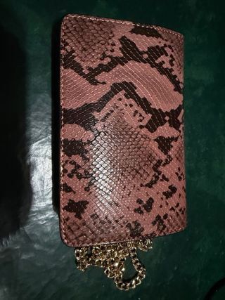 Bolso rosa con estampado de serpiente y cadena