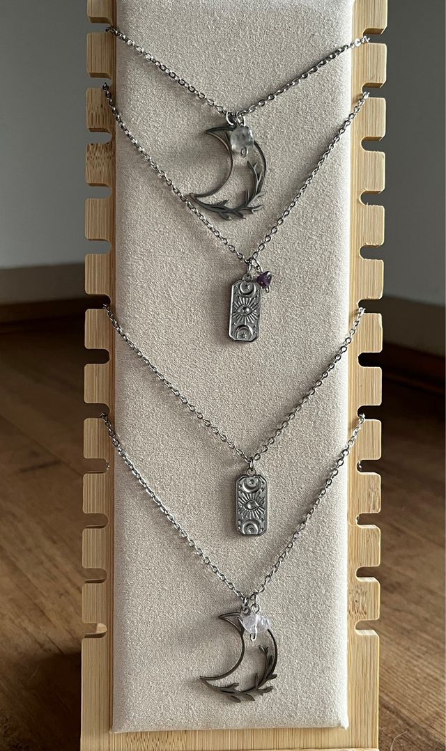 Colgantes místicos con amuleto en acero inox.