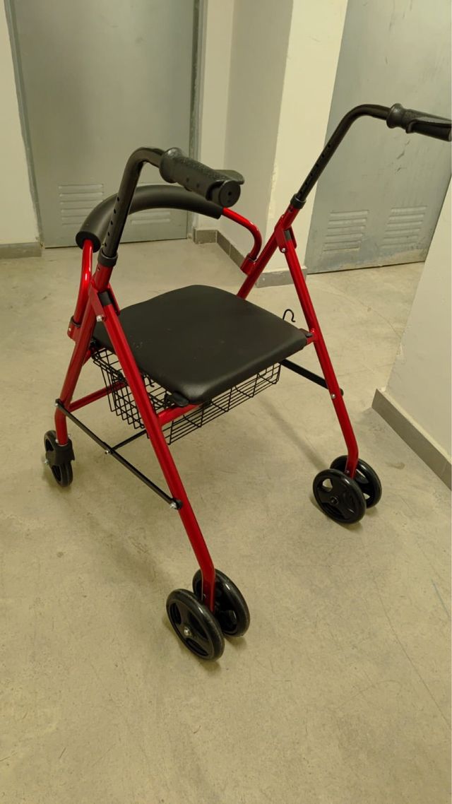 Andador rojo con asiento y cesta