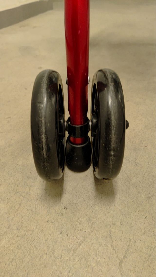 Andador rojo con asiento y cesta