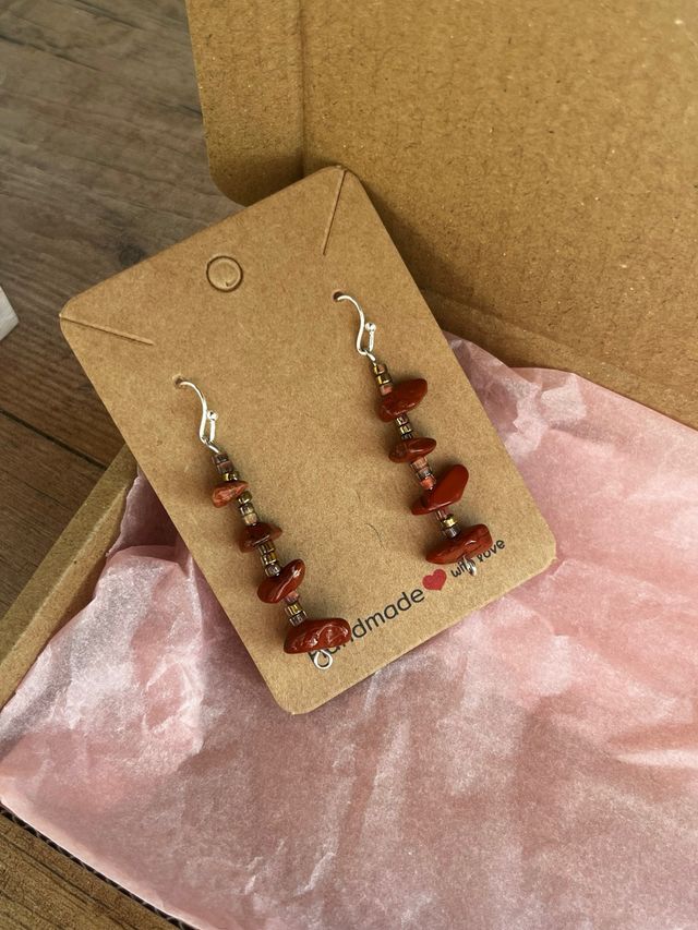 Pendientes artesanales con chips de minerales