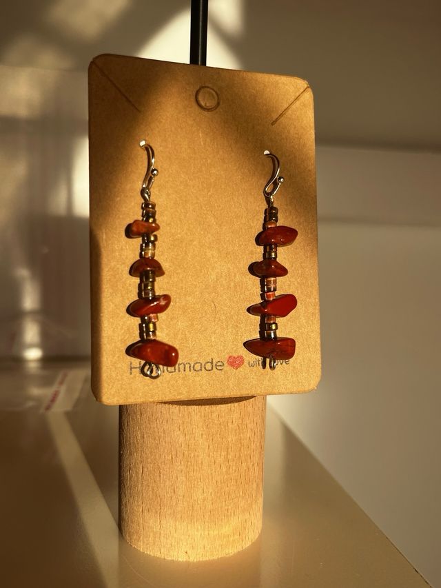 Pendientes artesanales con chips de minerales
