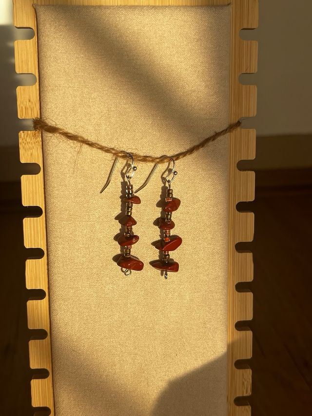 Pendientes artesanales con chips de minerales