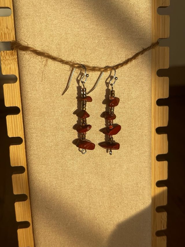 Pendientes artesanales con chips de minerales