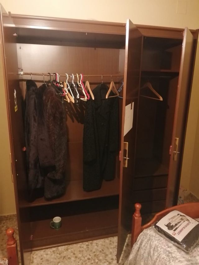 Armario más mesilla a juego