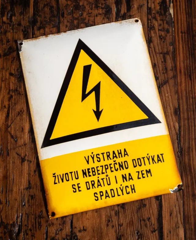 Señal esmaltada Checa Peligro Eléctrico