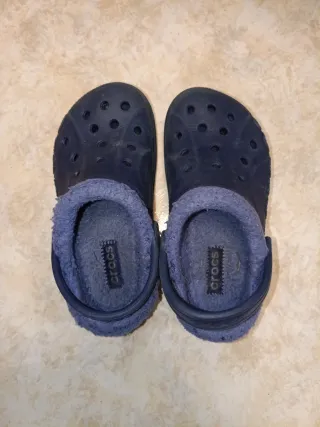 Crocs niño invierno forro azul