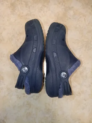 Crocs niño invierno forro azul