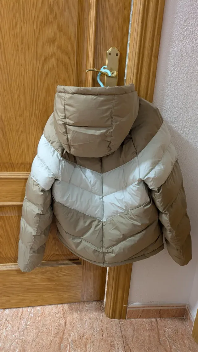 Chaqueta Nike acolchada beige y blanca. Nueva.