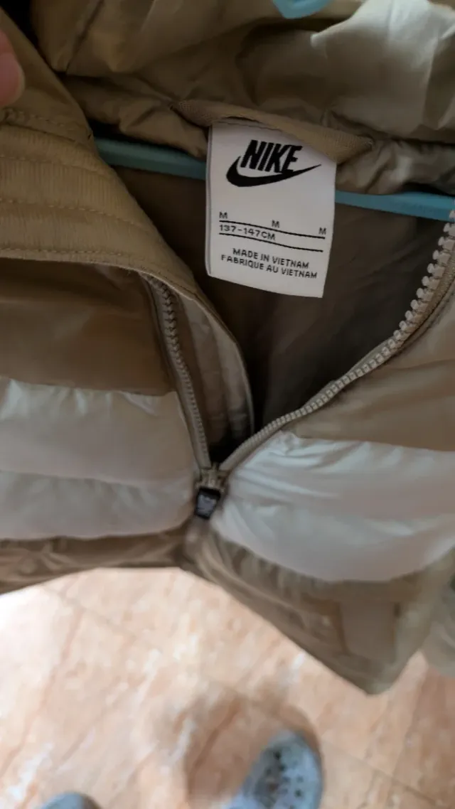 Chaqueta Nike acolchada beige y blanca. Nueva.