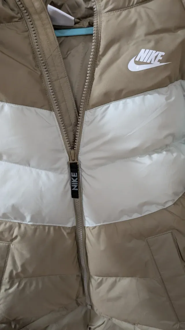 Chaqueta Nike acolchada beige y blanca. Nueva.