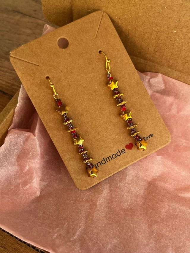 Pendientes artesanales dorados y tonos rojos