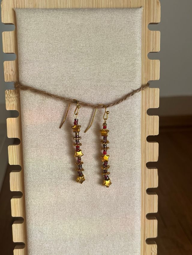 Pendientes artesanales dorados y tonos rojos