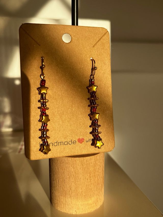 Pendientes artesanales dorados y tonos rojos