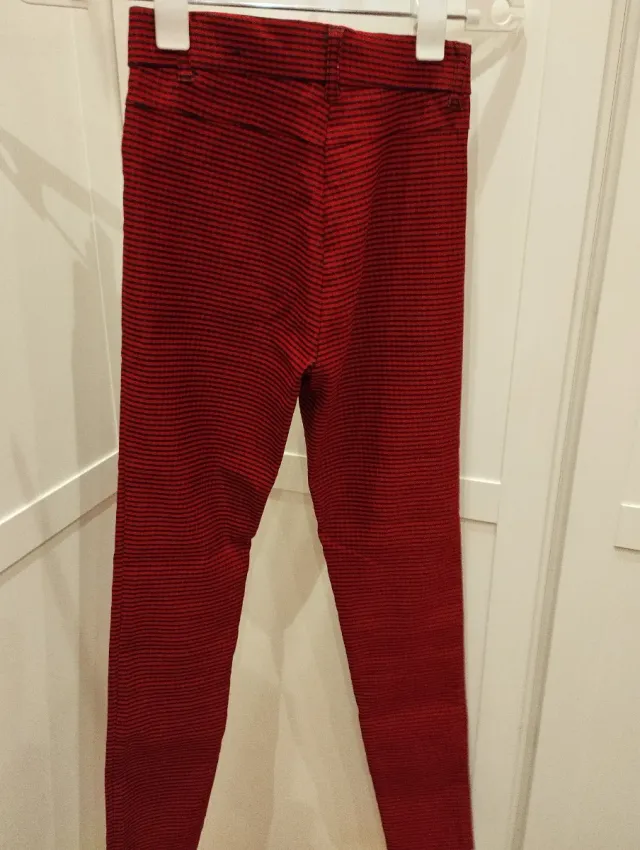 Pantalón Zara rayas rojas y negras