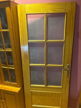 Puerta de madera con cristalera