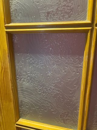 Puerta de madera con cristalera