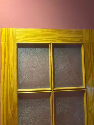 Puerta de madera con cristalera