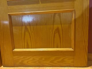 Puerta de madera con cristalera