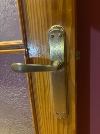 Puerta de madera con cristalera