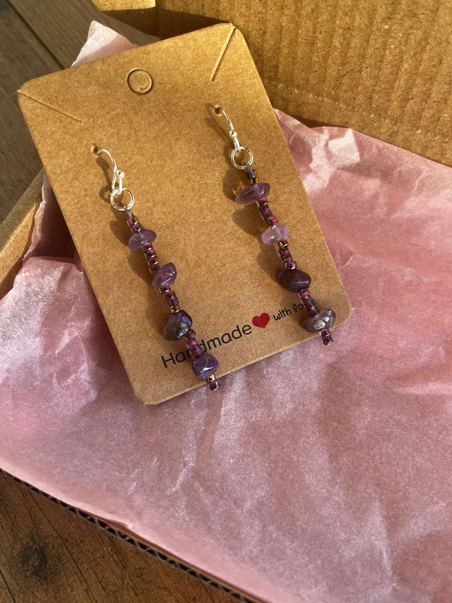 Pendientes artesanales con chips amatista