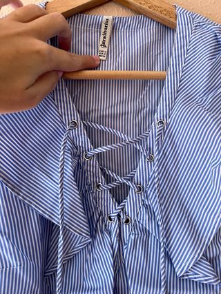 Camisa de rayas 100% algodón con cruzado y volante