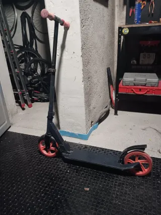 Patinete gris y naranja