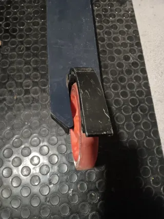 Patinete gris y naranja