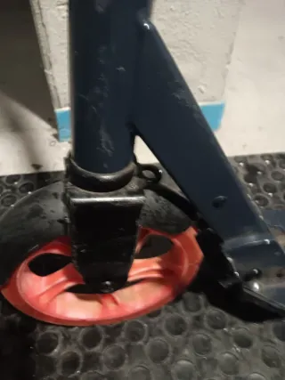 Patinete gris y naranja