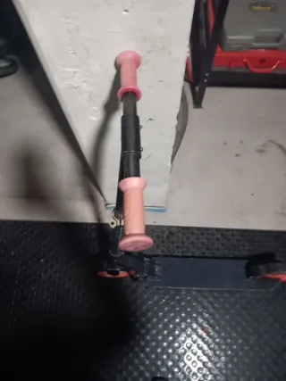 Patinete gris y naranja