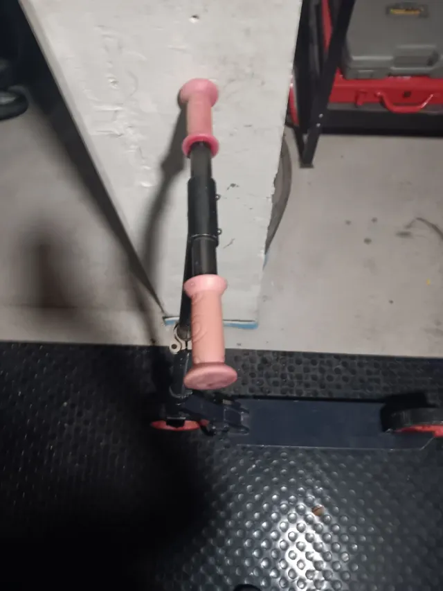 Patinete gris y naranja