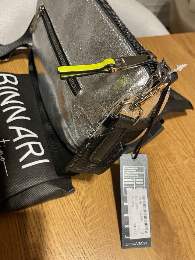 Bolso plateado Binnari, Nuevo