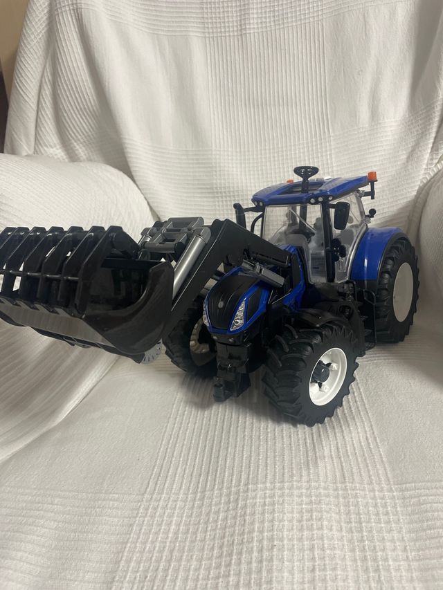 Tractor Bruder New Holland T7 1/16