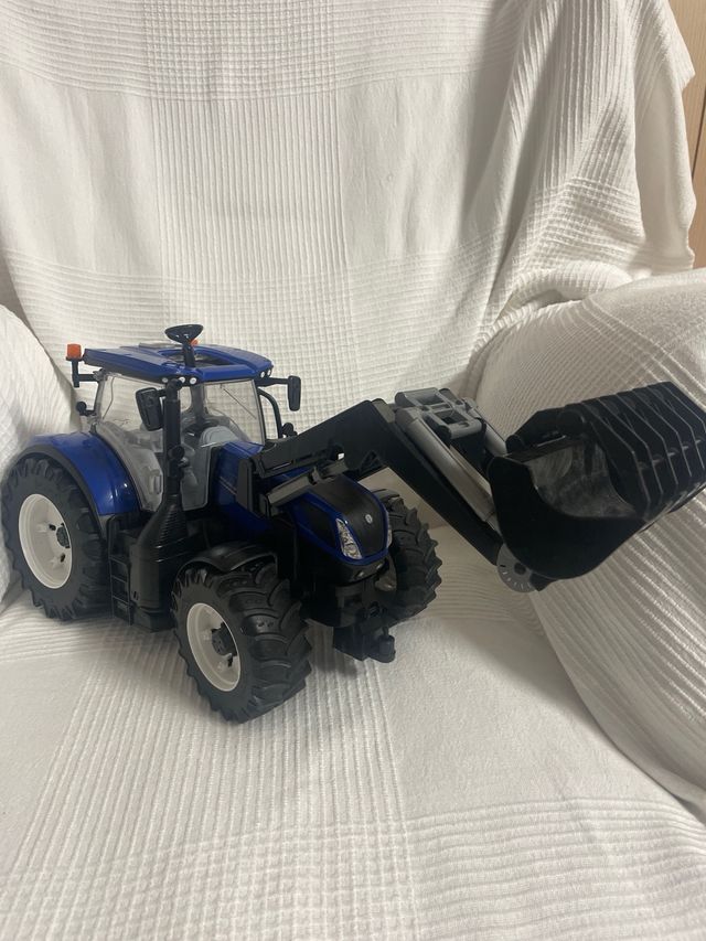 Tractor Bruder New Holland T7 1/16