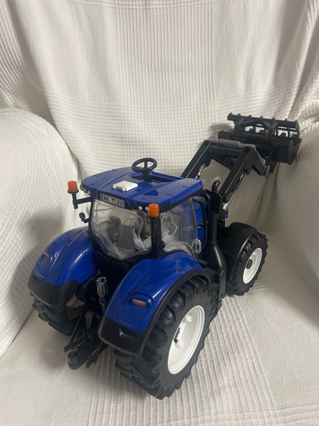 Tractor Bruder New Holland T7 1/16