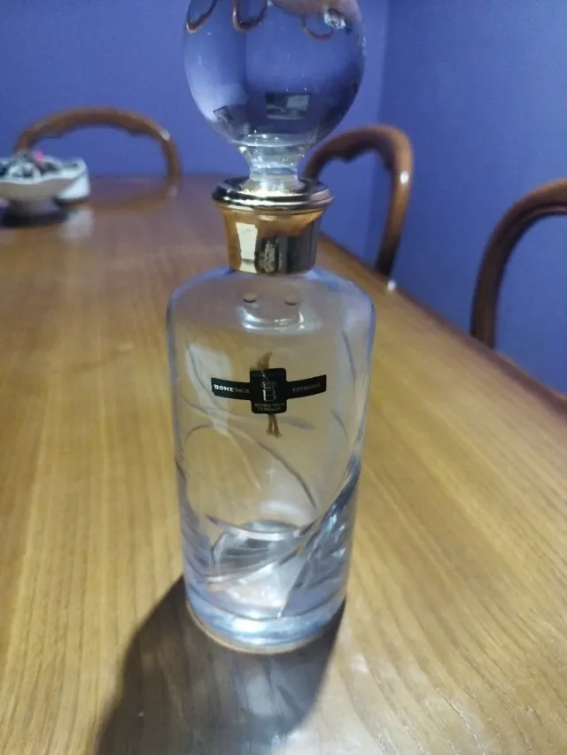 Licorera de cristal tallado a mano