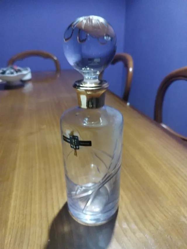 Licorera de cristal tallado a mano