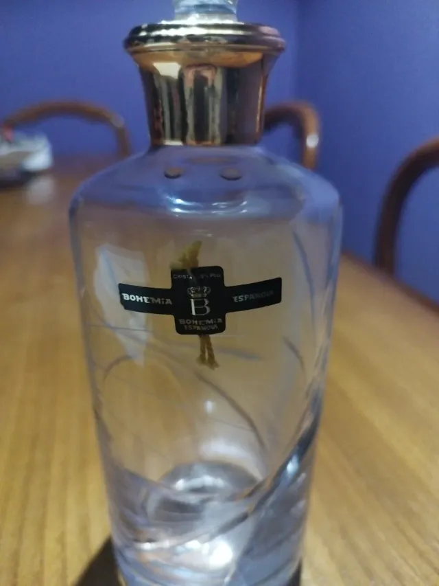 Licorera de cristal tallado a mano