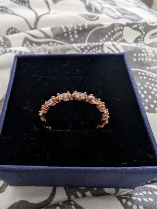 Anillo Swarovski. Está nuevo.