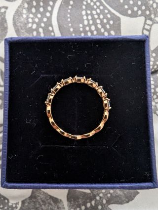 Anillo Swarovski. Está nuevo.