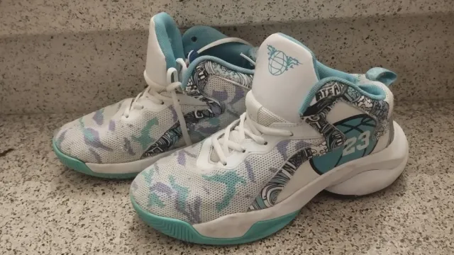 Zapatillas Baloncesto Blancas y Turquesa