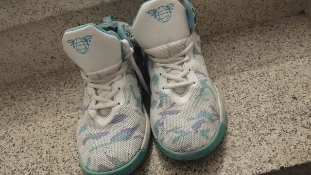 Zapatillas Baloncesto Blancas y Turquesa