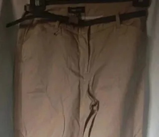 Pantalón chino Mango beige con cinturón.