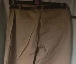 Pantalón chino Mango beige con cinturón.