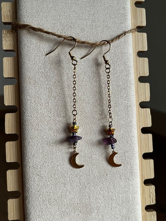 Pendientes artesanales doraditos con chip amatista