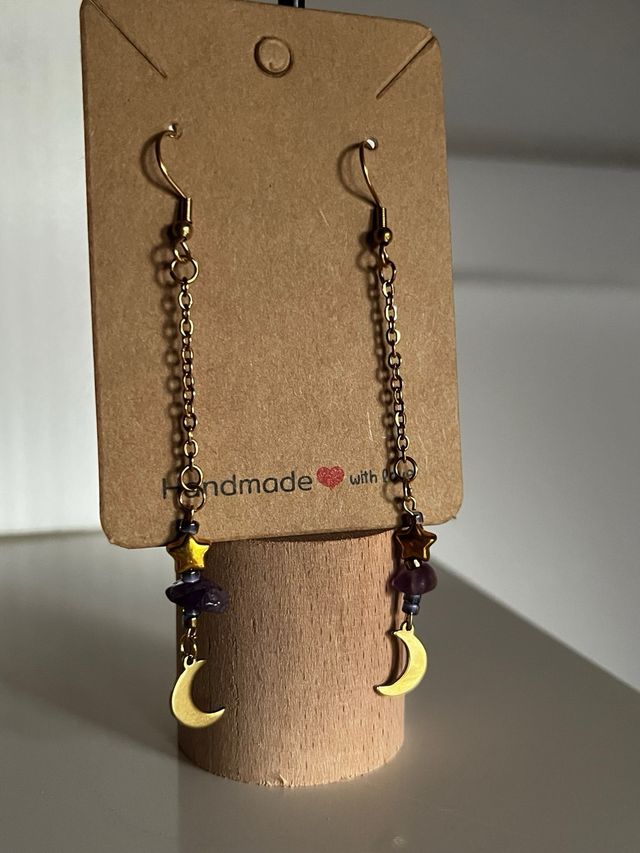 Pendientes artesanales doraditos con chip amatista